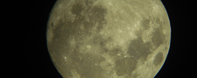Foto que tiramos da lua com a ajuda das lentes do telescópio