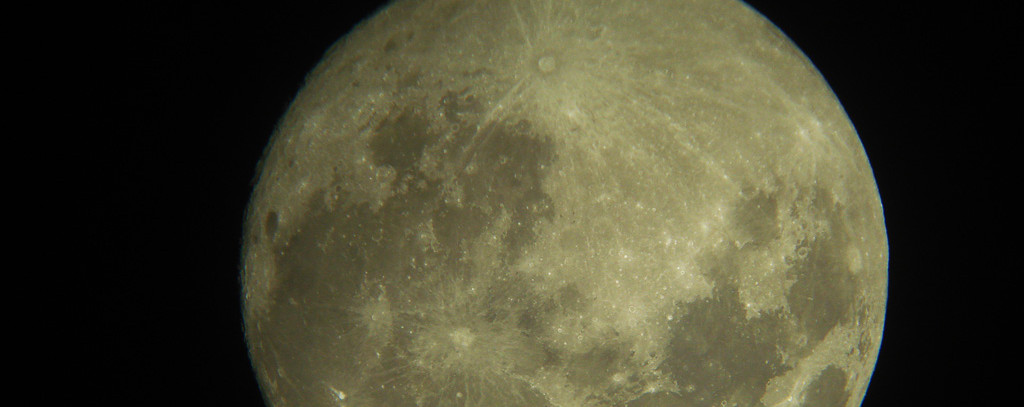 Foto que tiramos da lua com a ajuda das lentes do telescópio