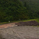 Devido a chuva torrencial que caiu a noite, em alguns pontos da estrada havia desmoronamentos de barro e pedras