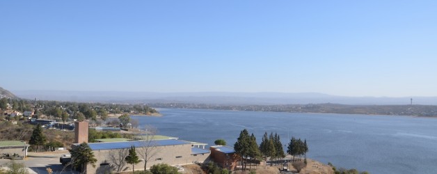 Lago San Roque na Villa Carlos Paz visto do “Caminho das 100 Curvas”.