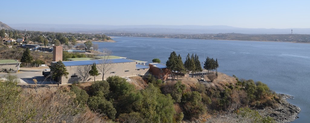 Lago San Roque na Villa Carlos Paz visto do “Caminho das 100 Curvas”.